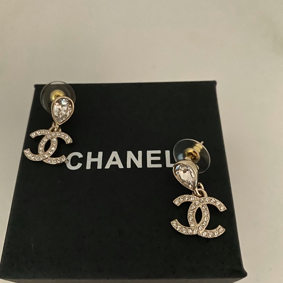 Chanel Gold and Crystal tear drop small Earrings - Picture 5 of 5